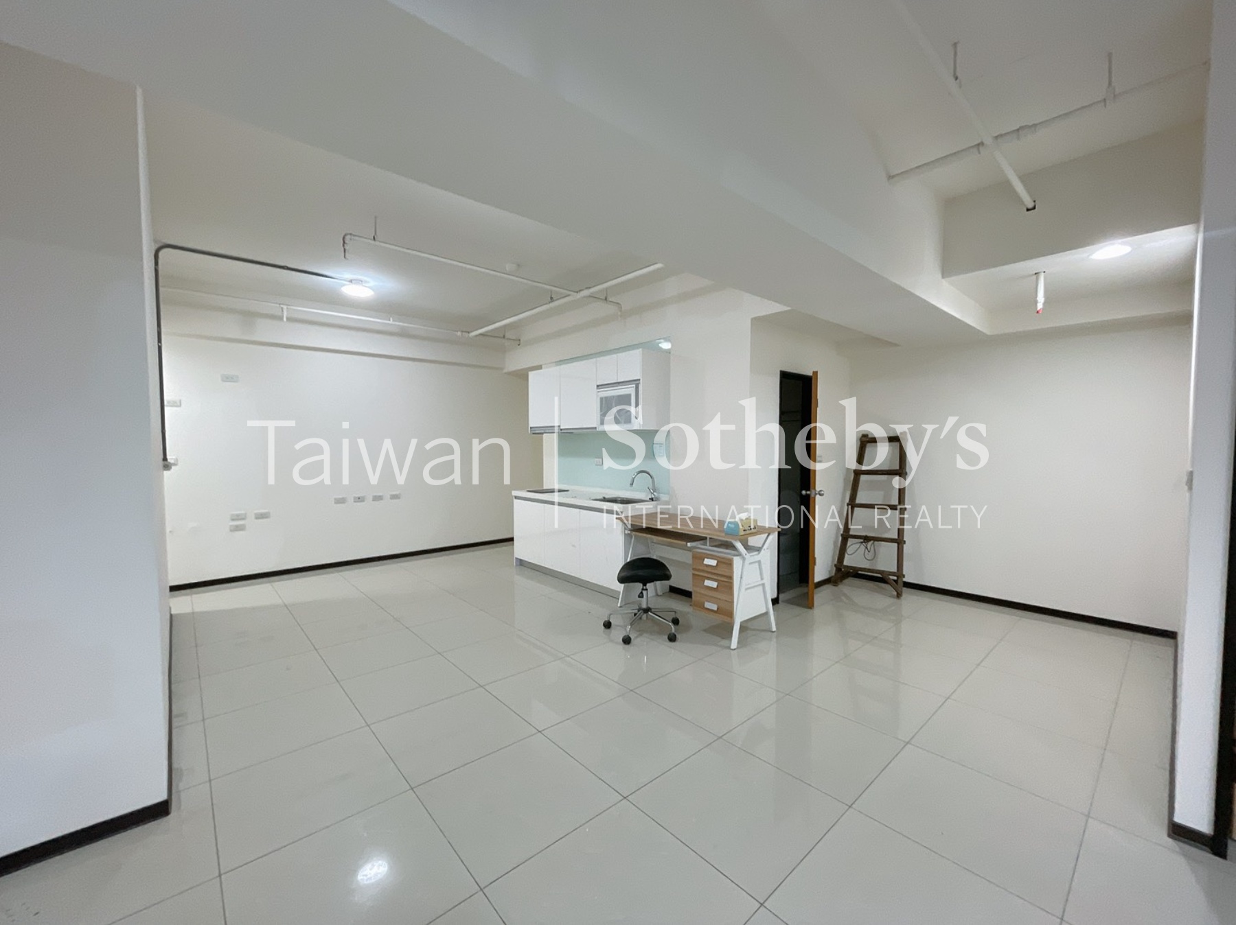 新樹路超級城市黃金店住樓中樓室內照