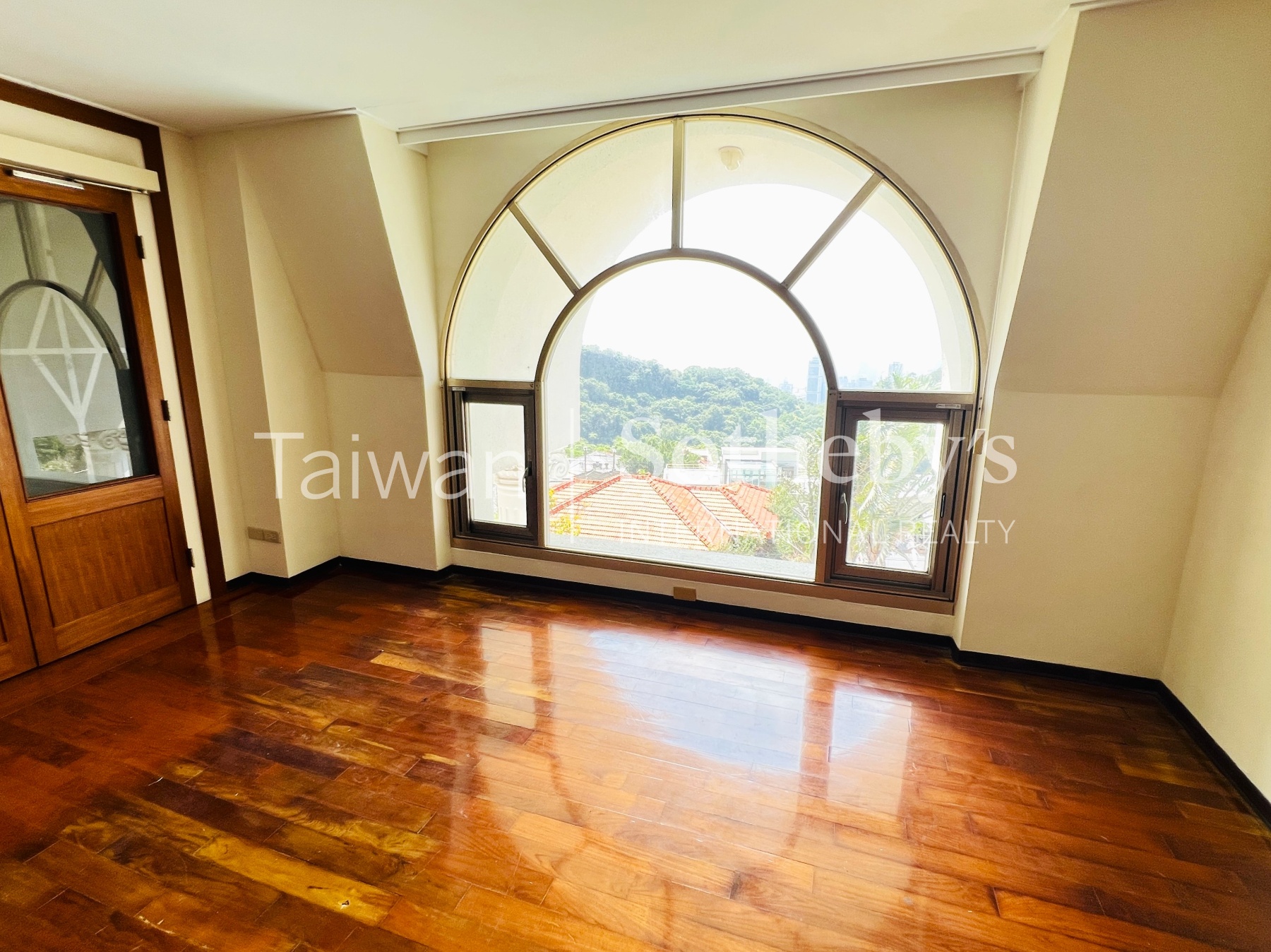 紅頂山城景觀別墅室內照